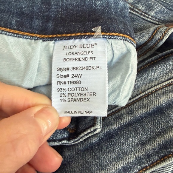 Judy Blue Distressed Light Wash Jeans Boyfriend Fit slim leg - Picture 2 of 3